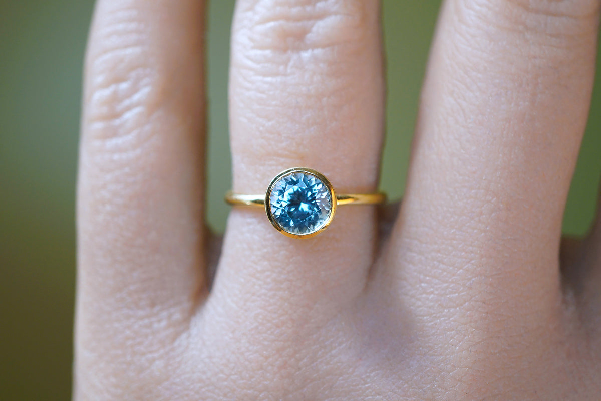 Sparkling Round Montana Untreated Sapphire Bezel Ring